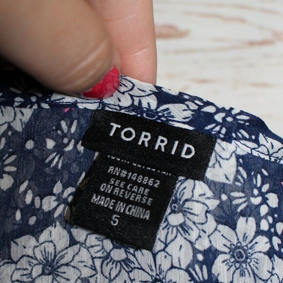 Torrid Floral Chiffon Ruffled Shoulder 5 Plus Size 5X Blue Grey Pink‎ - Picture 6 of 11